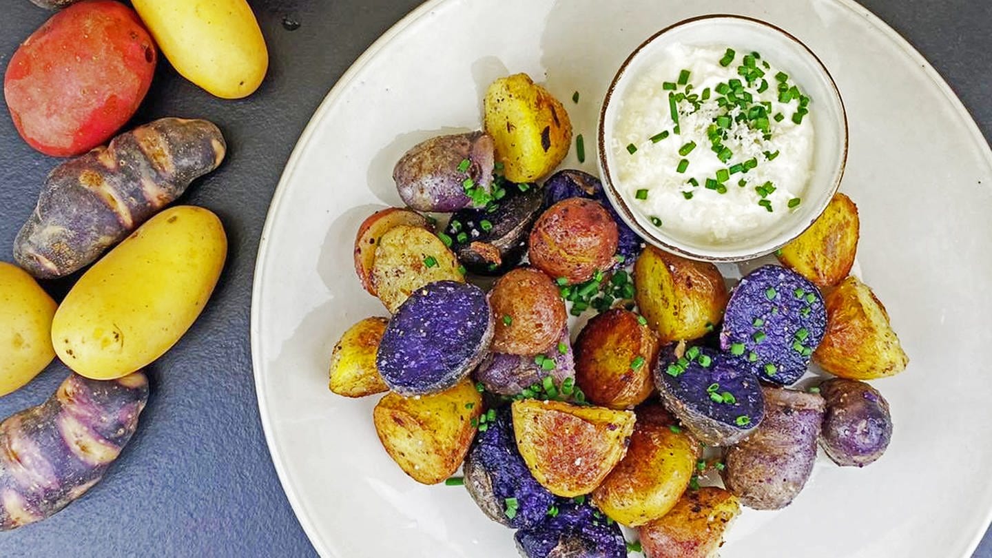 bunte Kartoffeln geröstet mit einer Schale mit hellem Meerrettich-Dip (Foto: SWR, Benjamin Hyttrek)