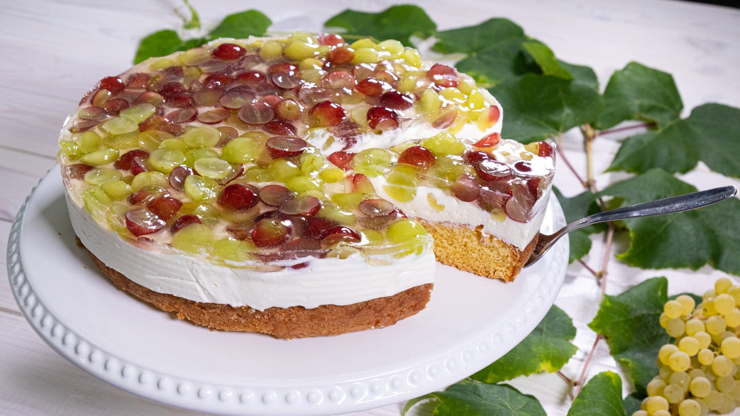 Rezept Obstkuchen mit Weintrauben: Der fertige Kuchen auf einer Servierplatte. (Foto: SWR, Corinna Holzer)