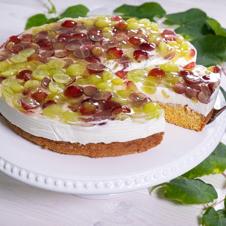Rezept Obstkuchen mit Weintrauben: Der fertige Kuchen auf einer Servierplatte. (Foto: SWR, Corinna Holzer)