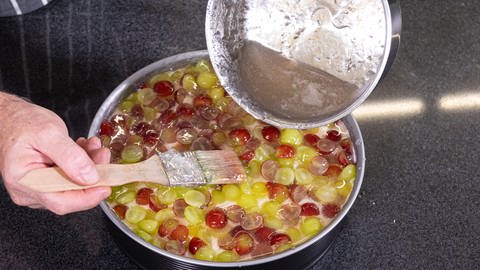 Rezept Obstkuchen mit Weintrauben: Die Trauben mit Tortenguss bestreichen. (Foto: SWR, Corinna Holzer)