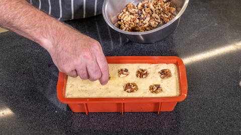 Schritt-für-Schritt-Anleitung für einen leckeren Walnuss-Apfel-Kuchen (Foto: SWR, Corinna Holzer)