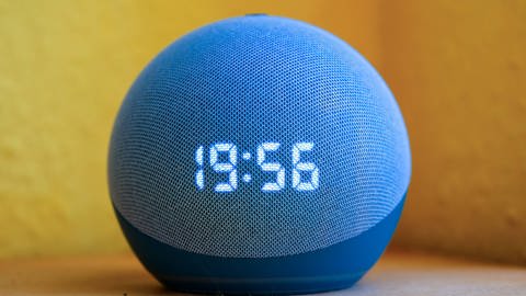 Der Smart Speaker Amazon Echo Dot zeigt die Uhrzeit an