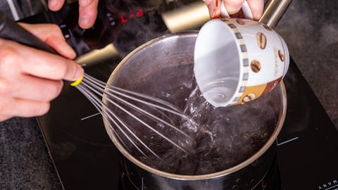 Rezept Schokokuchen: Wasser dazugeben und sprudelnd kochen lassen. (Foto: SWR, Corinna Holzer)