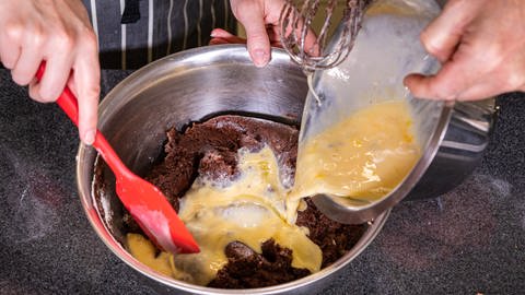 Rezept Schokokuchen: Buttermilch und Eier verrühren und dann in den Schokoteig geben. (Foto: SWR, Corinna Holzer)