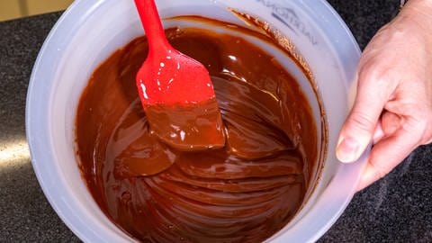 Rezept Schokokuchen: Ganache aus Schokolade herstellen. (Foto: SWR, Corinna Holzer)