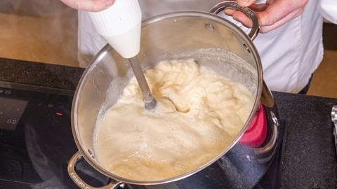 Mit einem Mixstab wird kalte Butter in die Soße eingearbeitet. (Foto: SWR, Corinna Holzer)