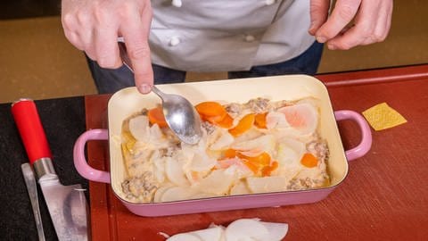 Mairübchen-Hackfleisch-Gratin: Lasagne-Blätter auflegen, Soße, Mairübchen, Karotten und Käse schichten.