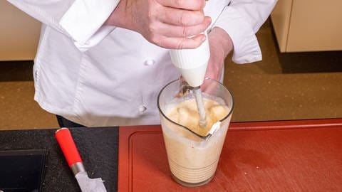 Mairübchen-Hackfleisch-Gratin: Die Mischung mit Crème fraîche sowie den Kräutern mixen.