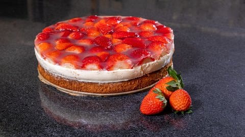 Rezept: Erdbeertorte einfach: Die Erdbeer-Joghurt-Torte mit selbst gemachten Biskuit ist eine Pracht auf dem Kaffee-Tisch und schmeckt herrlich frisch und leicht.