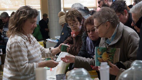 Begutachten, Nachfragen, Feilschen, das alles gehört zu einem Flohmarkt - und Erfahrung zahlt sich dabei aus. (Foto: dpa Bildfunk, picture alliance / Paul Zinken/dpa)