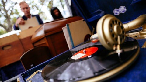 Schallplatten und andere Tonträger gibt es auf Flohmärkten oft zu kaufen. Ein tolles Angebopt ist da ein Plattenspieler am Stand, mit dem man die Scheibe gleich testen kann. (Foto: dpa Bildfunk, picture alliance / Geisler-Fotopress)