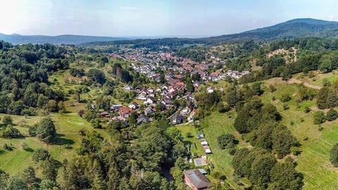 Wandern auf dem Michelbacher Rundweg: Der Blick auf die Ortschaft Michelbach bei Gaggenau. (Foto: Jörg Schumacher)