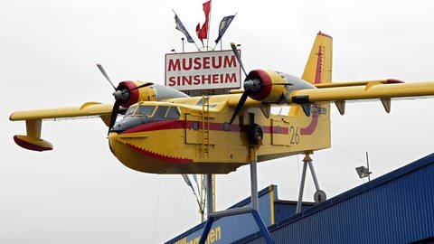 Radtour durch den Kraichgau: Ein altes Flugzeug auf dem Dach des Museums in Sinsheim