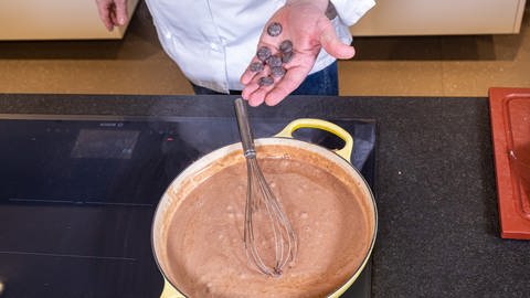 Das Geheimnis des Rezepts: Schokolade kommt in die Soße der Nieren.