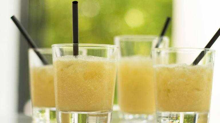 Rezept - alkoholfrei und exotisch: der Cocktail Vanilla de Coco auf mehrere Gläser verteilt