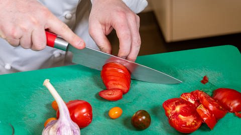 Rezept für geschmelzte Tomaten: Die Tomaten in kleine Scheiben schneiden (Foto: SWR, Corinna Holzer)