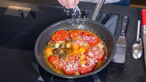 Rezept für geschmelzte Tomaten: Zum Schluß noch Parmesan oder anderen Hartkäse auf die Tomaten geben. (Foto: SWR, Corinna Holzer)