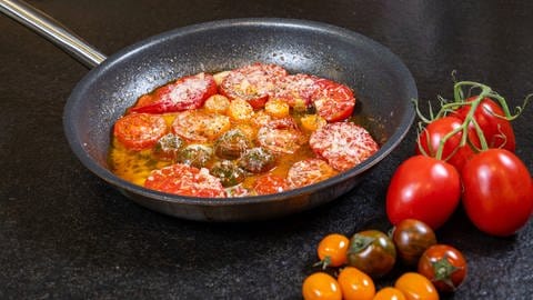 Rezept für geschmelzte Tomaten: die leckeren Tomaten mit Parmesan in der Pfanne. (Foto: SWR, Corinna Holzer)