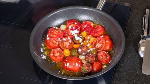 Rezept für geschmelzte Tomaten: Die Tomaten werden mit etwas Puderzucker in der Pfanne karamellisiert. (Foto: SWR, Corinna Holzer)