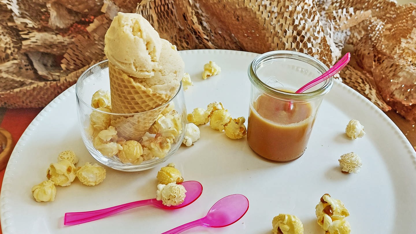 Eis mit Popcorn in einem Hörnchen und Karamellsauce im Glas daneben. Drumherum Popcorn (Foto: SWR, Jens Alinia und Corinne Schied)