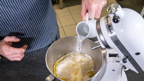 Italienisches Focaccia Rezept: Den fluffigen Teig zubereiten aus Mehl, Zucker, Trockenhefe, Salz, Öl, Wasser und Milch. (Foto: SWR, Corinna Holzer)