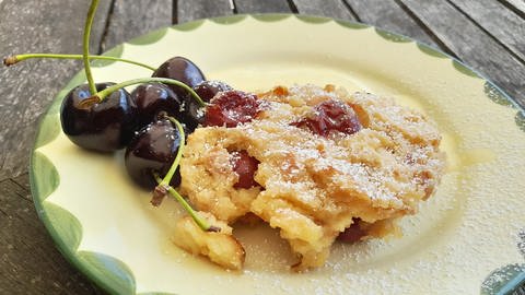 Kirschmichel nach Originalrezept auf einem Dessertteller mit frischen Kirschen als Deko (Foto: SWR, Imogen Voth)