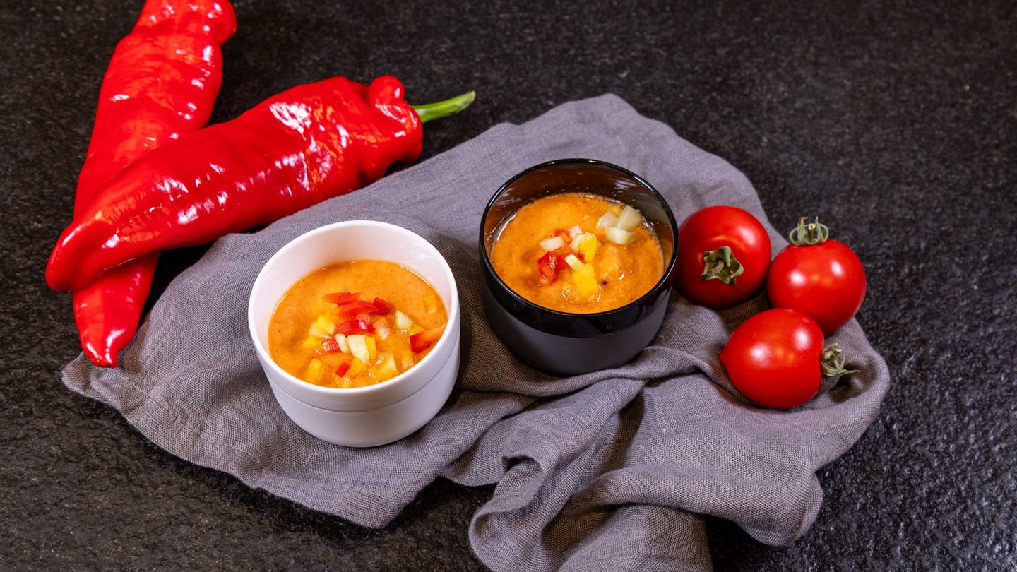 Rezept für Gazpacho nach traditioneller andalusischer Art. Eine erfrischende, kalte Suppe aus Gemüse. (Foto: SWR, Corinna Holzer)