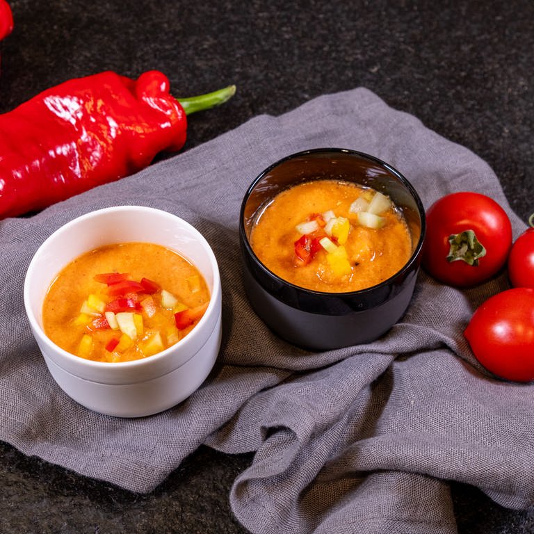 Rezept für Gazpacho nach traditioneller andalusischer Art. Eine erfrischende, kalte Suppe aus Gemüse.