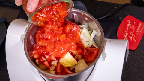 In die Suppe kommen Paprika, Tomate und Gurke. (Foto: SWR, Corinna Holzer)
