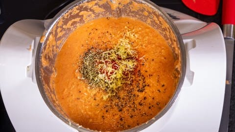 Gazpacho mit Gewürzen wie Oregano, Salz und Pfeffer abschmecken. (Foto: SWR, Corinna Holzer)