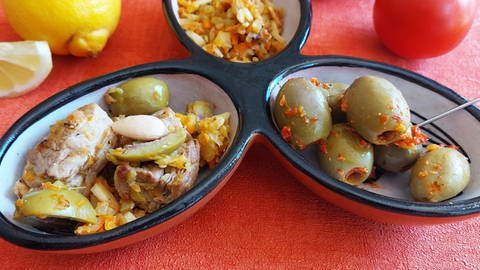 Rezept: eine kleine Schale mit schweinefilet, Mandeln und Oliven, eine kleine Schale mit grünen Oliven (Foto: SWR, Jens Alinia und Corinne Schied)