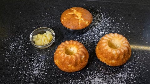 Leckeres Rezept für Ananas-Kokos-Kuchen: Nach zirka 35 Minuten bei 190 Grad (Ober-  Unterhitze) im Ofen ist der karibische Kuchen zum Verzehr fertig. (Foto: SWR, Corinna Holzer)