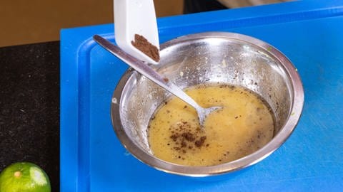 Eine Marinade aus Limettensaft, Honig, Senf, Olivenöl und Gewürzen herstellen. (Foto: SWR, Corinna Holzer)