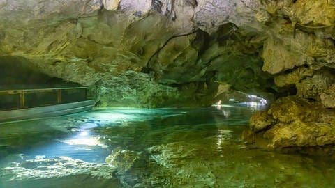 Wandern auf der Schwäbischen Alb: Das Wasser der Wimsener Höhle schimmert türkisblau und kann mit dem Boot befahren werden. (Foto: IMAGO, IMAGO / Arnulf Hettrich)