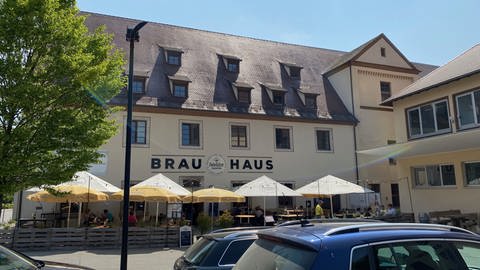 Wandern auf der Schwäbischen Alb: Der Biergarten des Brauhauses mit Sonnenschirmen. (Foto: Joachim Engelhart)