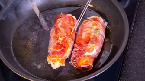 Rezept für Saltimbocca vom Hähnchen: In einer Pfanne werden die Saltimbocca angebraten, bevor sie in den Ofen kommen.