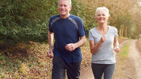 Tipps gegen Herbstblues: Sport. Zwei Senioren beim Joggen.