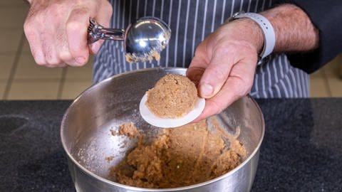 Der Teig für die Lebkuchen wird mit einem Eisportionierer auf die Oblade gesetzt. Wie im Rezept beschrieben können die Lebkuchen zum Backen danach in den Ofen.  (Foto: SWR, Corinna Holzer)