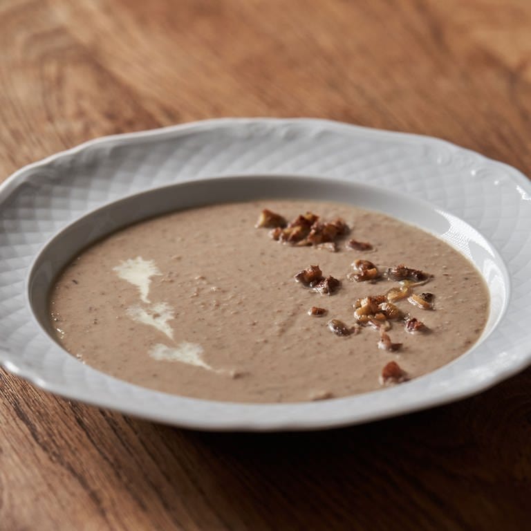 Rezept für eine einfache Maronensuppe: Braune Maronensuppe auf einem weißen Teller.
