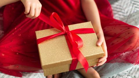Nachhaltig Weihnachtsgeschenke verpacken: mit wiederverwendbaren Geschenkkartons. (Foto: IMAGO, Addictive Stock)