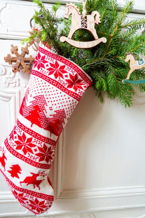 Weihnachtsgeschenke nachhaltig verpacken in Nikolaus-Socken. (Foto: picture-alliance / Reportdienste, CHROMORANGE)