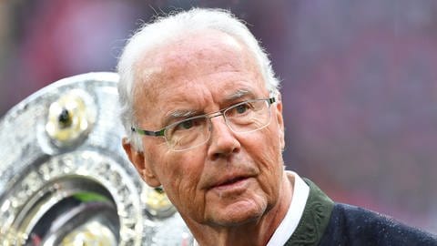 Der ehemalige Fußballspieler und Trainer Franz Beckenbauer vor der Deutschen Meisterschale