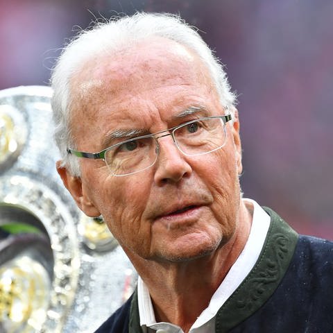 Der ehemalige Fußballspieler und Trainer Franz Beckenbauer vor der Deutschen Meisterschale