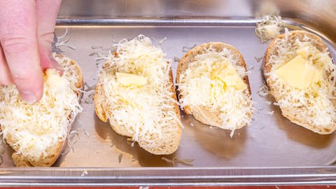 Knoblauchbrot mit Käse bestreuen und überbacken. (Foto: SWR, Corinna Holzer)