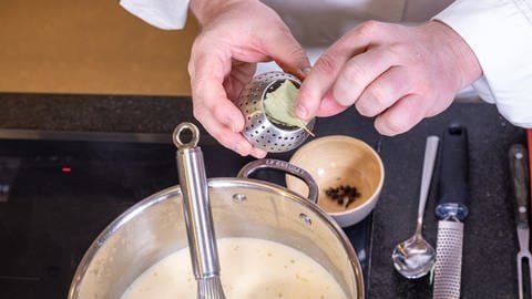 Kräuter werden in ein Teesieb gegeben und in der Suppe mitgekocht. (Foto: SWR, Corinna Holzer)