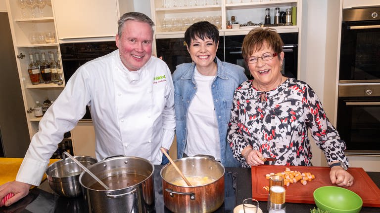 Francine Jordi und ihre Mutter Margrit Lehmann kochen für SWR4 Koch Jörg Ilzhöfer in dessen Kochstudio.