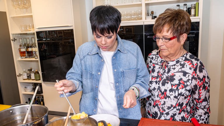 Francine Jordi und ihre Mutter Margrit Lehmann kochen für SWR4 Koch Jörg Ilzhöfer in dessen Kochstudio. (Foto: SWR, Corinna Holzer)