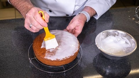 Kuchen wird mit Glasur bestrichen. (Foto: SWR, Corinna Holzer)