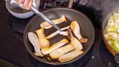Ilzhöfer kocht für Jordi: Krautfleckerl mit Pilzen und Speck. Pilze werden in einer Pfanne angebraten. (Foto: SWR, Corinna Holzer)