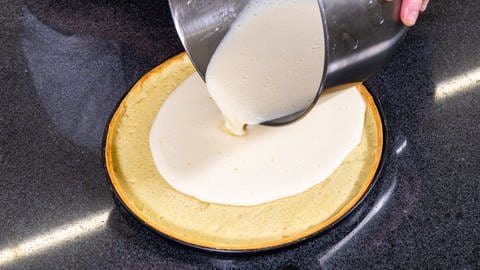 Die erfrischend und leckere Füllung der Zitronentarte wird wie im Rezept beschrieben auf den Mürbeteigboden gegossen. (Foto: SWR, Corinna Holzer)